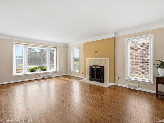 3rd image of 15354 Archdale St