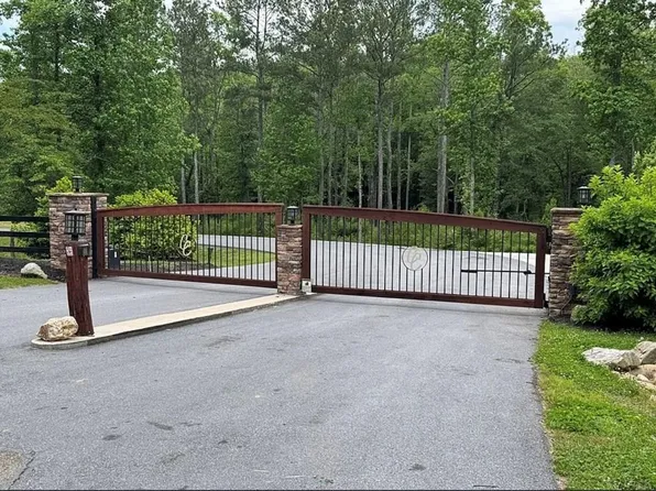 292 Creekside Ln, Talking Rock, GA 30175