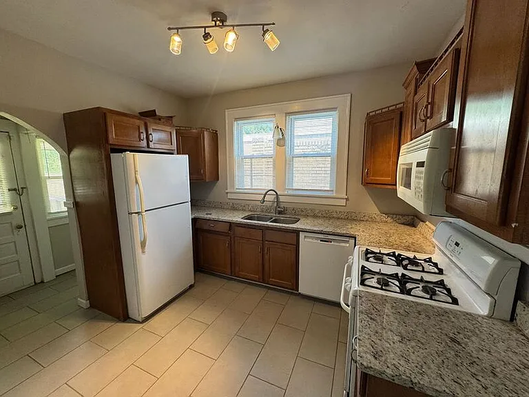 129 S Holmes St — Photo 8