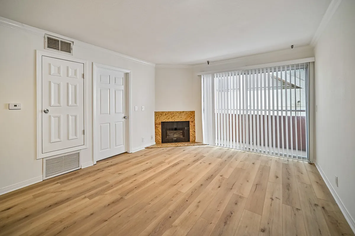 Building Photo - 1939 Tamarind Ave #2