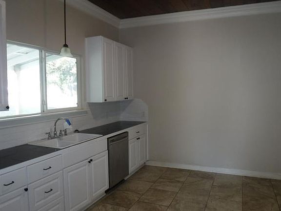 4th image of 411 N Brazos St