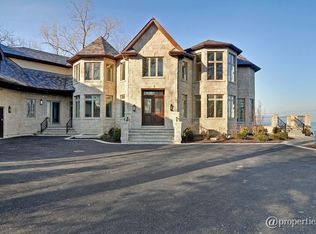 718 Mountain Rd, Lake Bluff, IL 60044