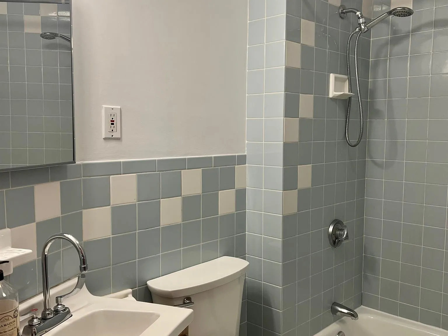 1 bed, 700 sqft, $2,400 — Photo 2