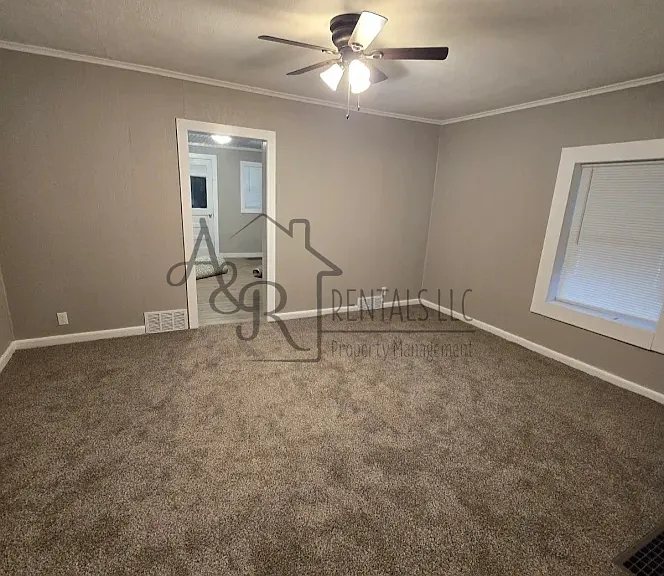 513 E Adams St — Photo 2