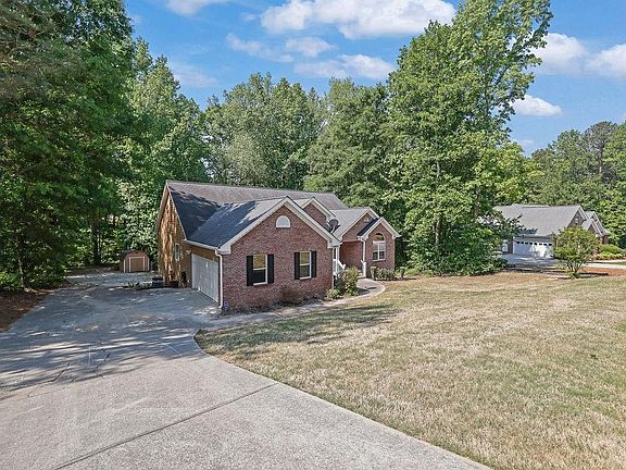 3rd image of 2465 Chandler Rd