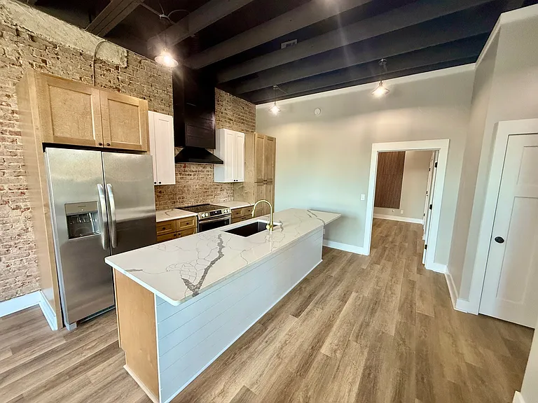 151 W Main St #5 — Photo 1