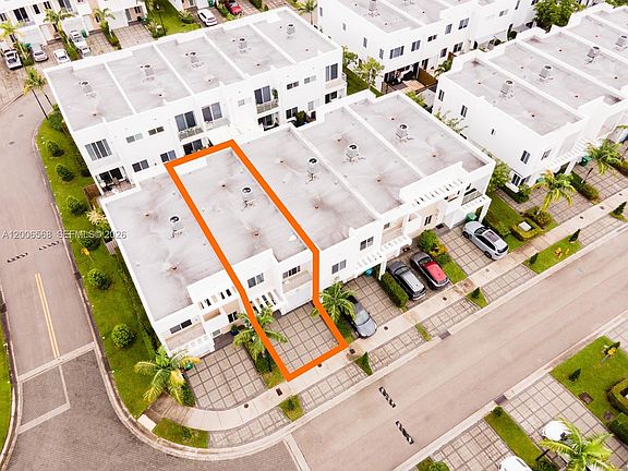 3rd image of 10279 NW 72nd St