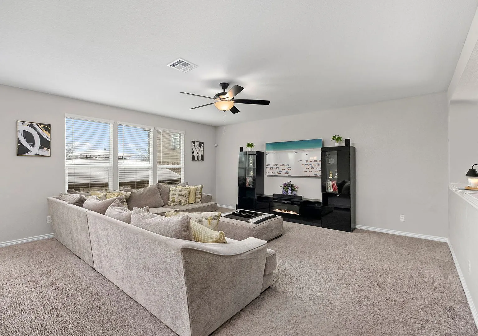 Stunning 5 bedroom Home on Far West Side — Photo 4