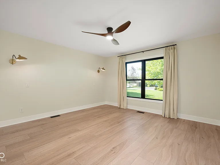 910 Williamsburg Ln — Photo 15