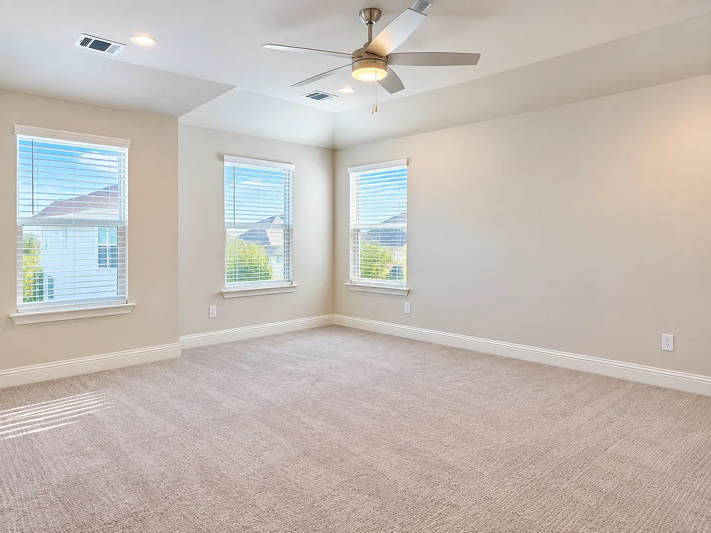 3 bed, 2.5 bath, 1643 sqft, $2,300 — Photo 4