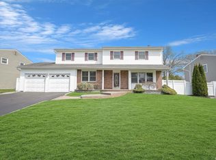 43 Flintridge Dr, Holbrook, NY 11741