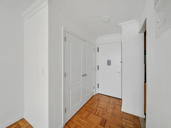 315 West 57th Street image 4 of 28