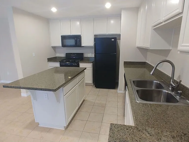 Almeria Townhomes — Photo 31