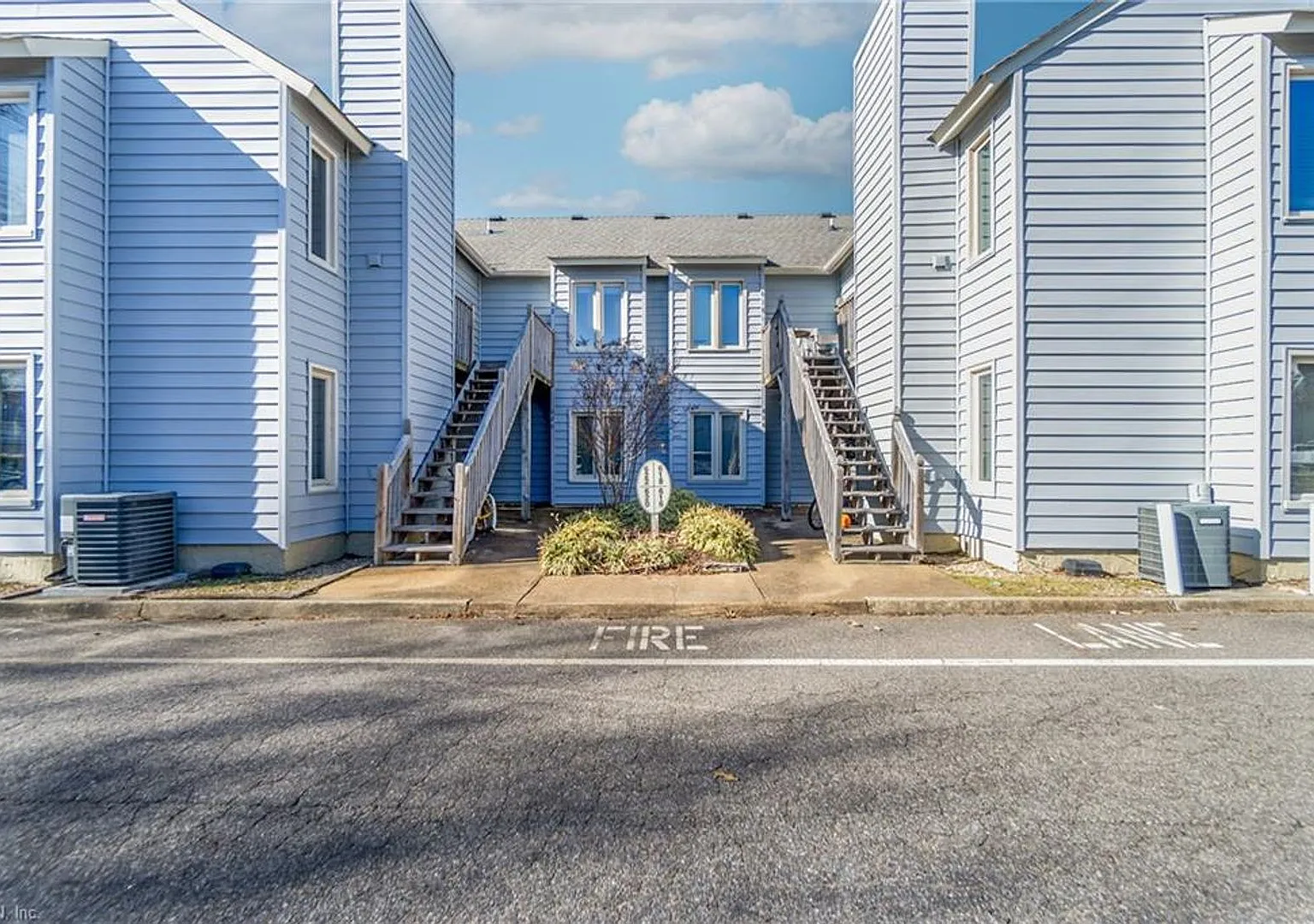 Coastal Living in Shadowlawn Spacious 2 Bed, 2 Bath Condo Minutes from the Oceanfront — Photo 1