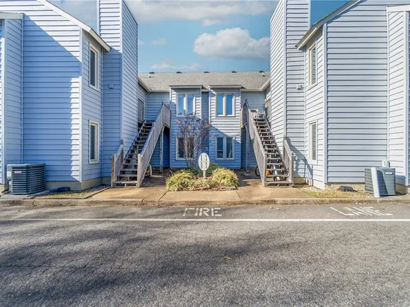 622 Pinewood Dr, Virginia Beach, VA 23451