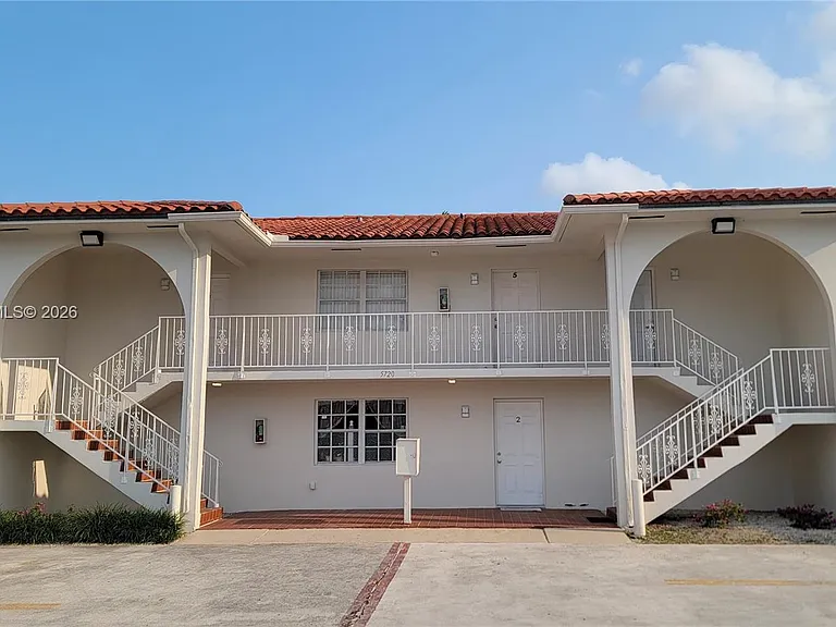 5720 SW 5th St — Photo 2