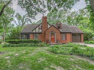 8016 Manor Rd, Leawood, KS 66206