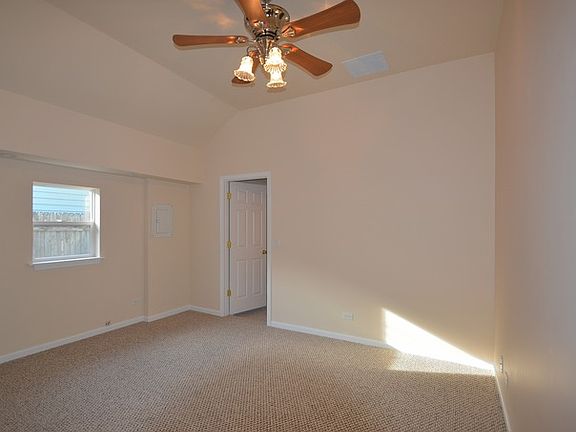 5th image of 1508 Round Lake Dr