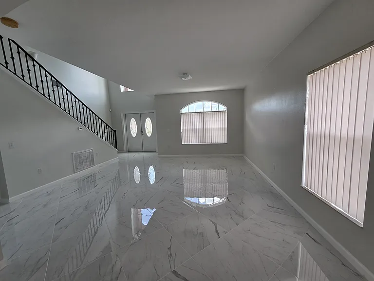 330 Aldershot Ct — Photo 4
