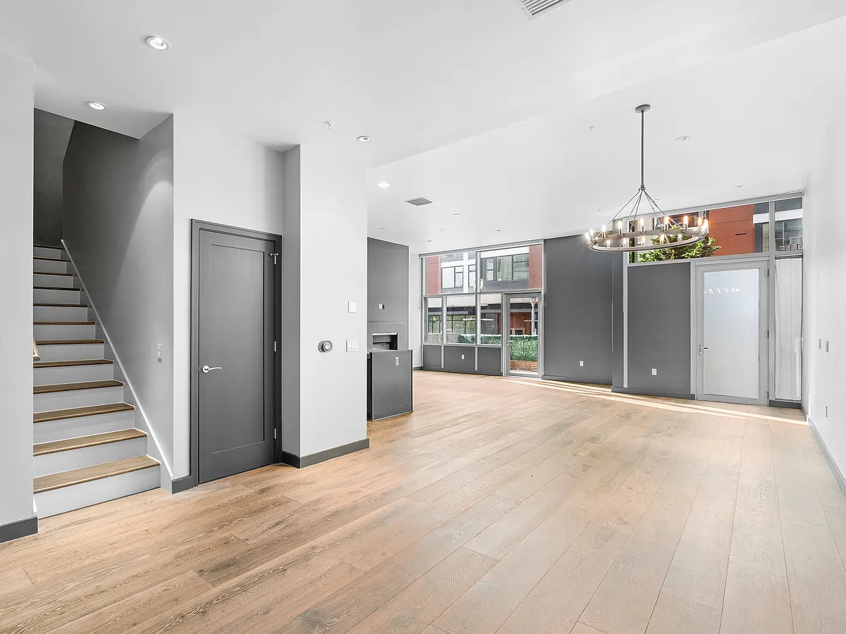 Building Photo - 841 S Gaines St #113