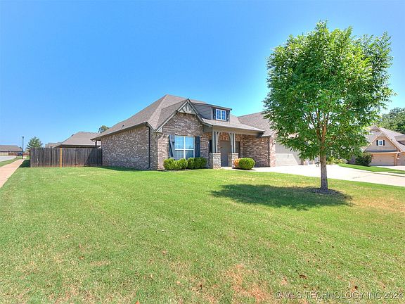2nd image of 2602 W Van Buren Cir