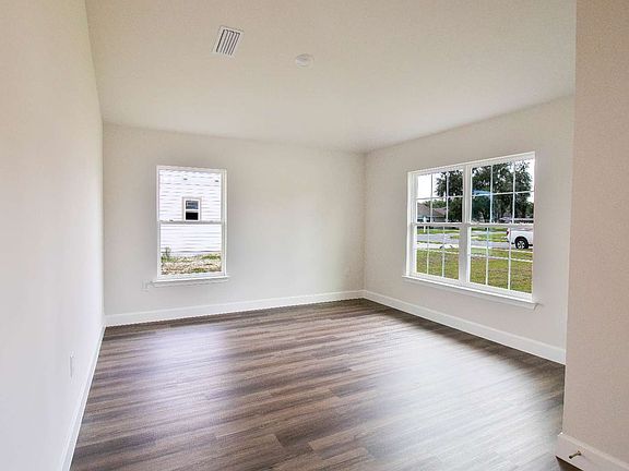 5th image of 483 SW Bellflower Dr