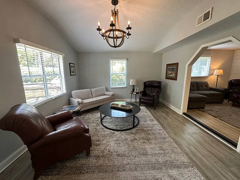 1523 W Robinhood Dr — Photo 2