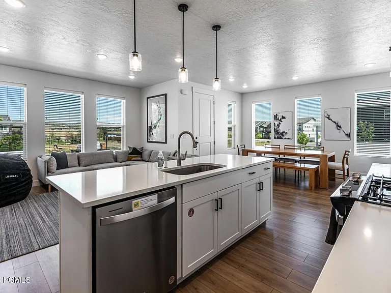 6885 Woods Rose Dr — Photo 1