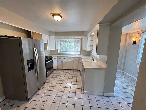 4th image of 1325 Lake Michigan Dr NW