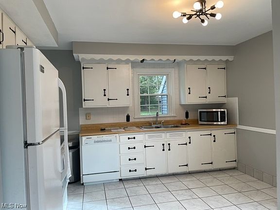 4th image of 3052 Howell Dr