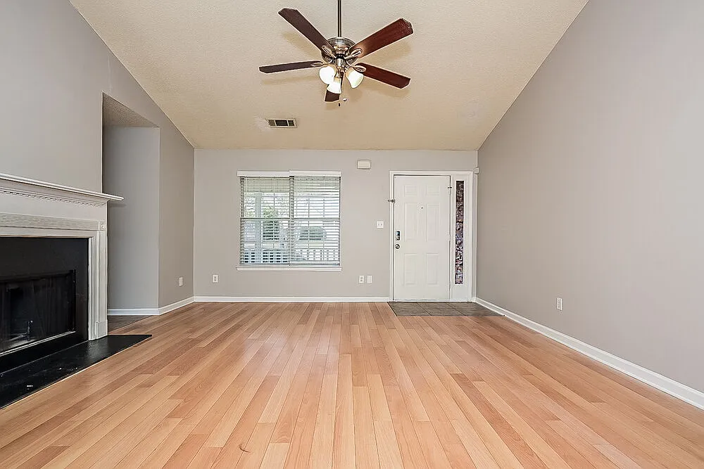 3 bed, 2.0 bath, 1430 sqft, $2,410 — Photo 4