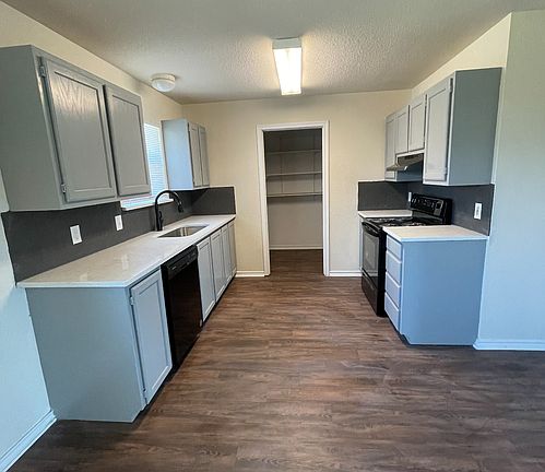 4th image of 302 Sheila Dr