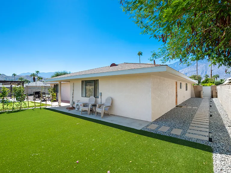 628 S Mountain View Dr #B — Photo 2