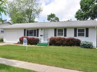 4450 Midway Dr NW, Cedar Rapids, IA 52405