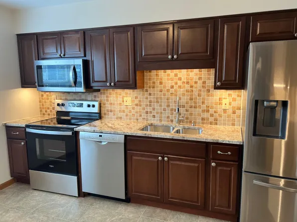 93 2nd St APT 4, Waterford, NY 12188