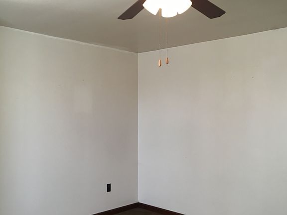 Living Room w/Ceiling Fan