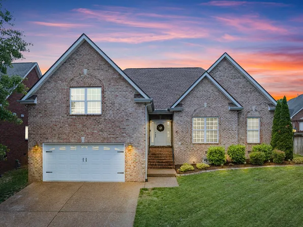 141 Fieldcrest Cir, Hendersonville, TN 37075