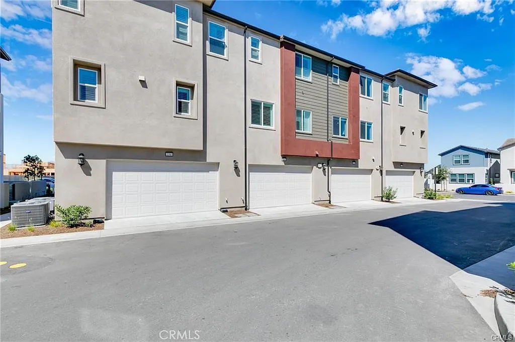 3 bed, 3.5 bath, 2064 sqft, $5,100 — Photo 4
