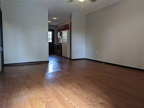 2nd image of 302 SE G St