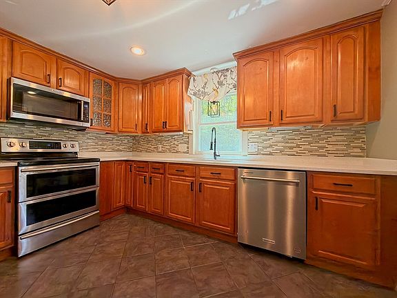 4th image of 476 Pelham Rd