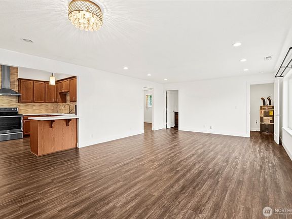 4th image of 381 E Island Lake Drive