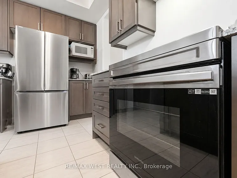 55 Holyrood Cres — Photo 12