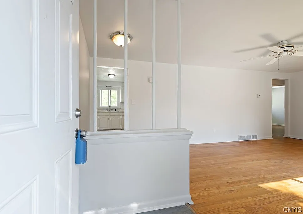 3 bed, 1.5 bath, 936 sqft, $2,400 — Photo 4