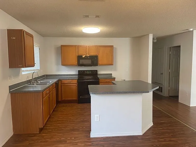 820 Eagle Dr — Photo 2