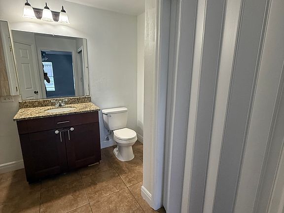 5th image of 822 NE 15th Ln