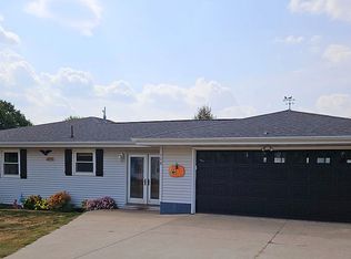 108 S Maple St, Wyoming, IA 52362