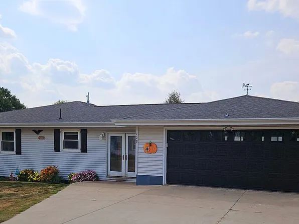 108 S Maple St, Wyoming, IA 52362