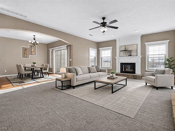 3rd image of 300 Lakewick Ln