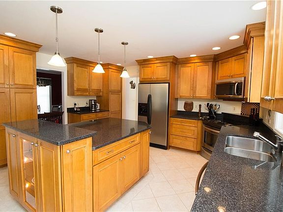 3rd image of 12 Saint Andrews Blvd