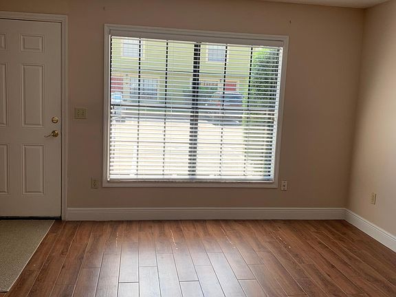 4th image of 3275 Oak Lake Pl